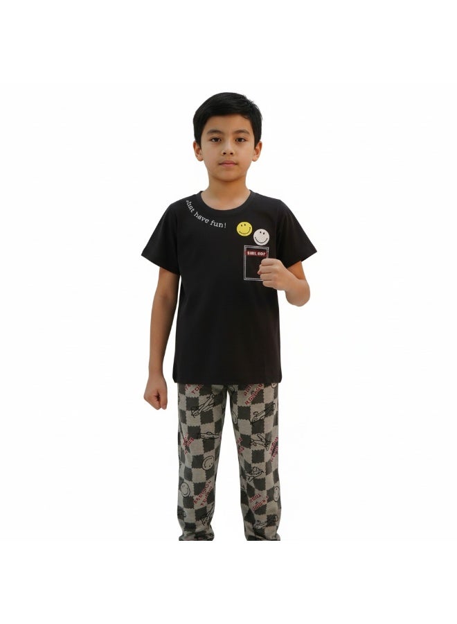 جوانا طقم بيجاما للأولاد بطبعة "جاست هاف فن"، قميص بأكمام قصيرة وبنطال طويل، باللون الأسود - Image 1