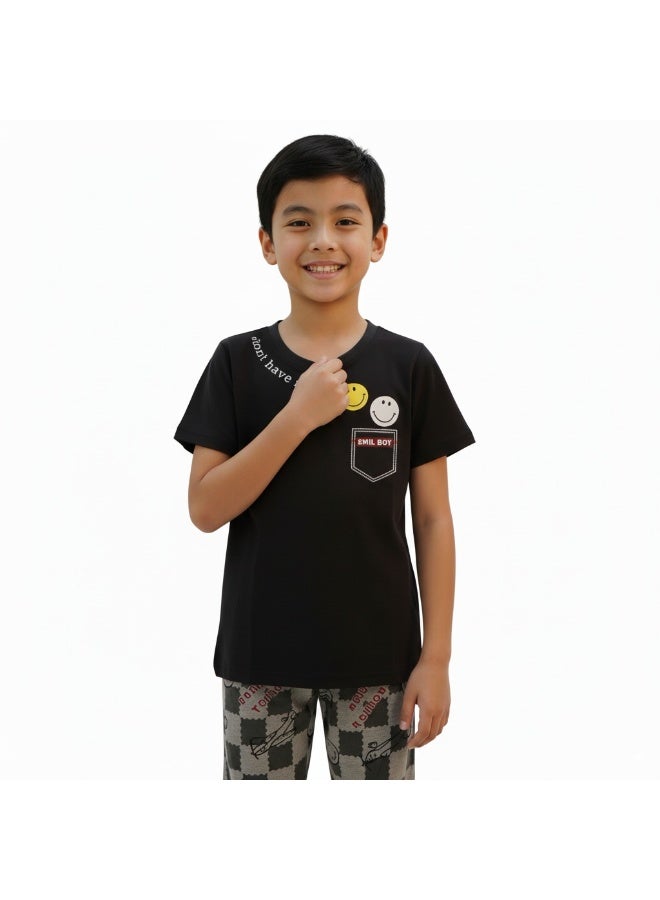 جوانا طقم بيجاما للأولاد بطبعة "جاست هاف فن"، قميص بأكمام قصيرة وبنطال طويل، باللون الأسود - Image 3