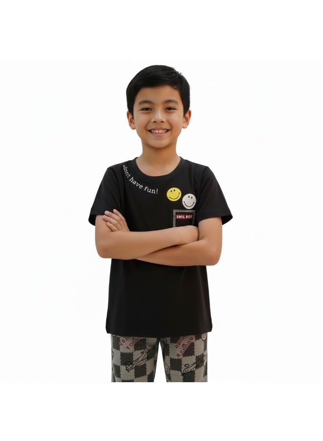 جوانا طقم بيجاما للأولاد بطبعة "جاست هاف فن"، قميص بأكمام قصيرة وبنطال طويل، باللون الأسود - Image 2