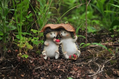 Top Collection Enchanted Story Fairy Garden Hedgehogs Sharing Outdoor Statue - Image 2