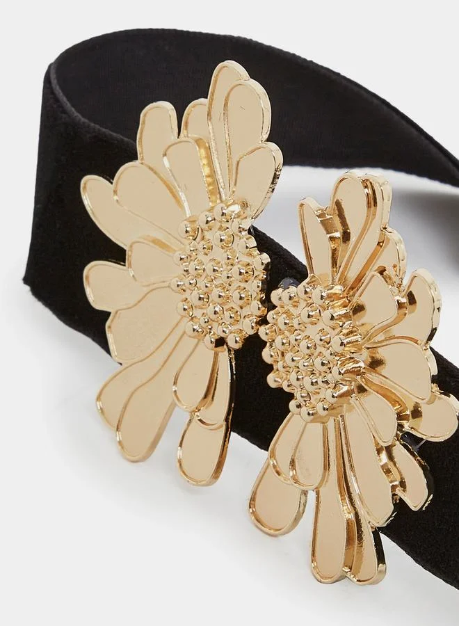 Styli Metallic Floral Applique Choker