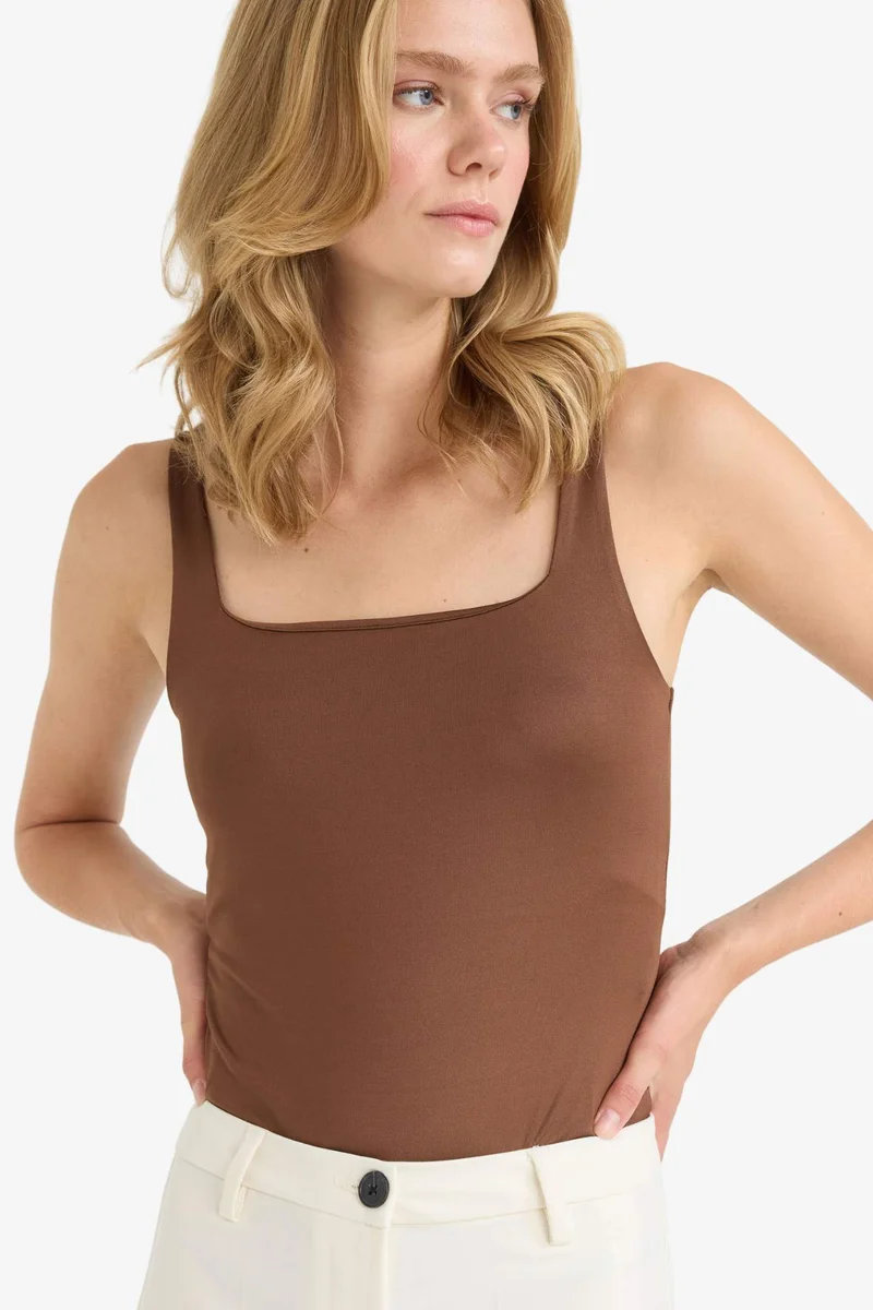 ديفاكتو Square Collar Bodysuit