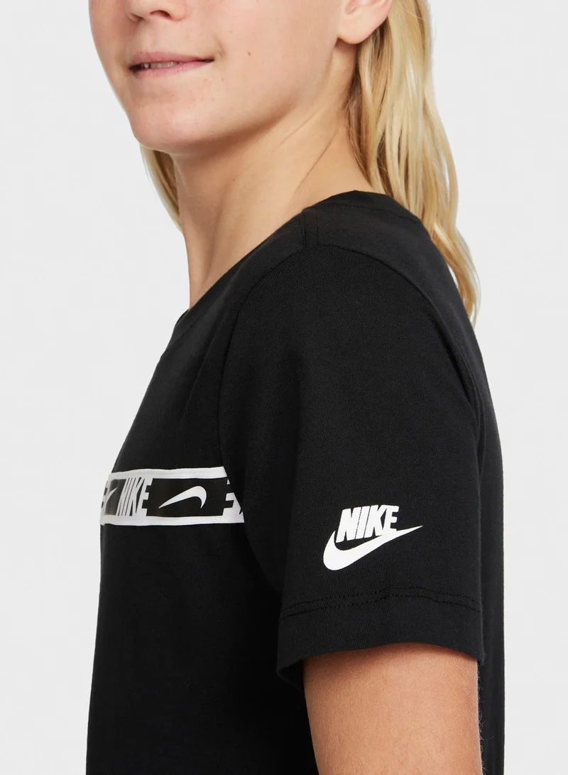 Nike Youth Nsw Repeat Ss T-Shirt