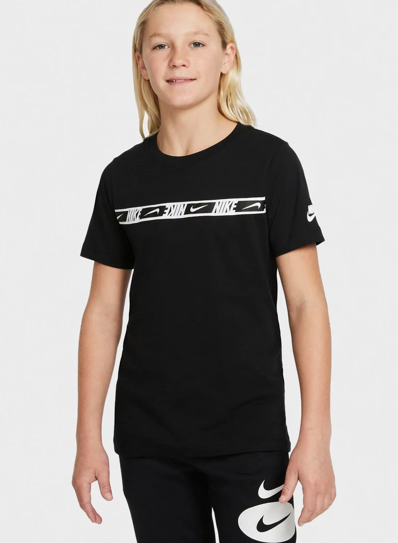 Nike Youth Nsw Repeat Ss T-Shirt