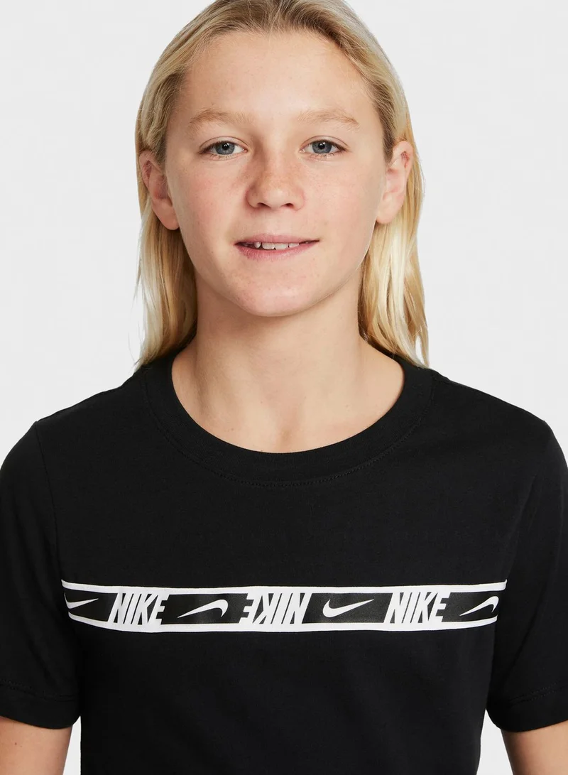 Nike Youth Nsw Repeat Ss T-Shirt