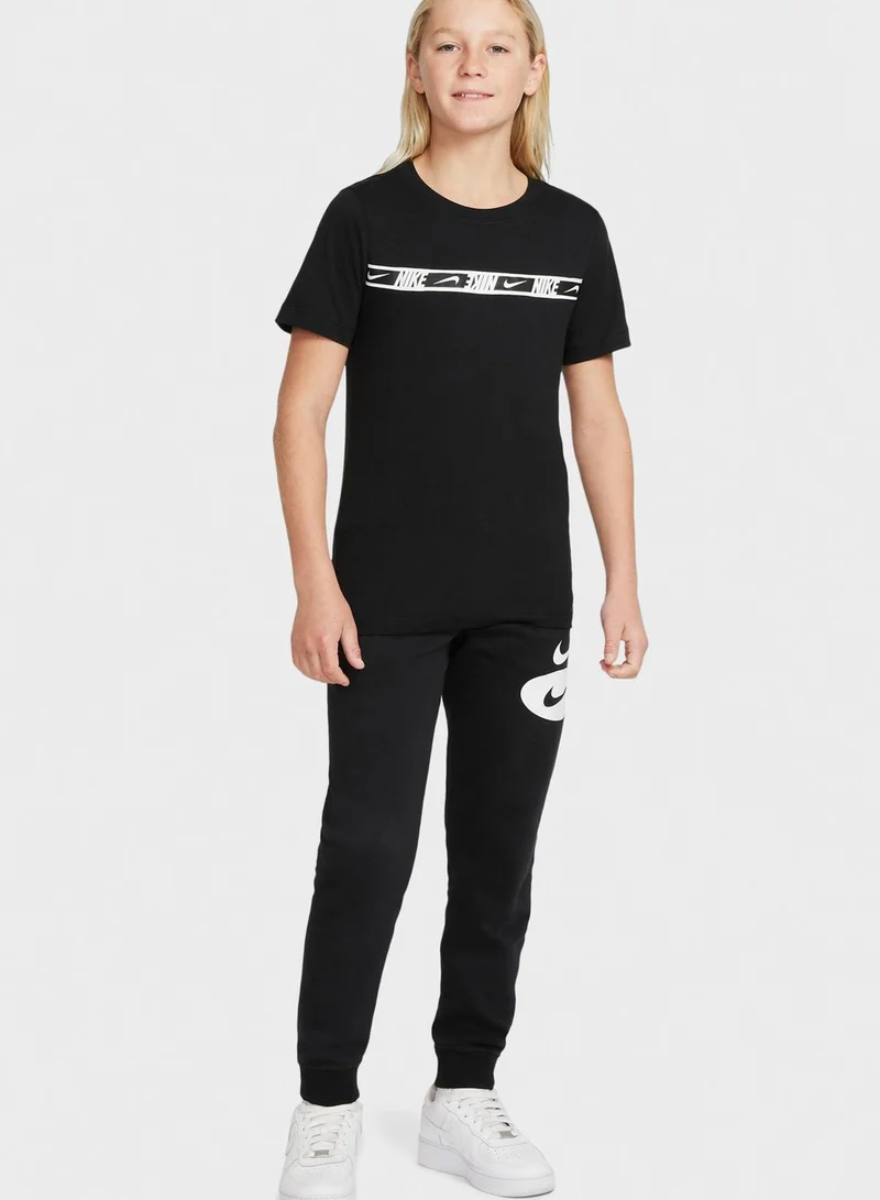 Nike Youth Nsw Repeat Ss T-Shirt
