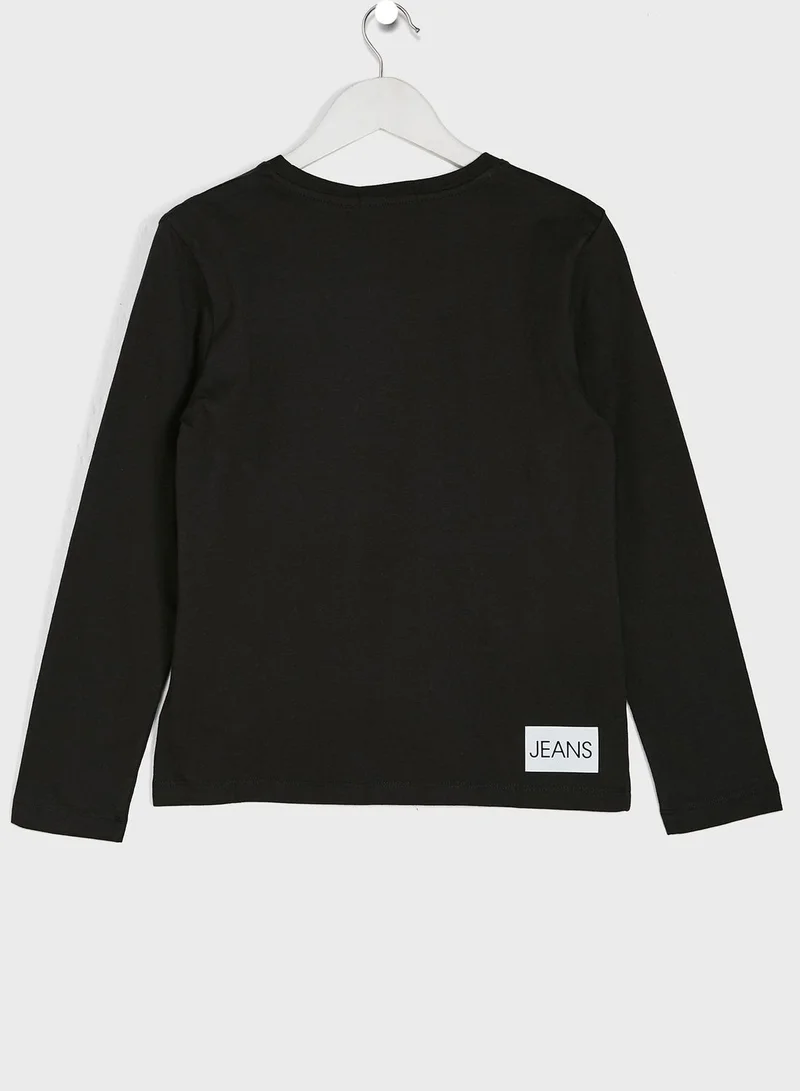 كالفن كلاين جينز تيشيرت مزين بشعار الماركة