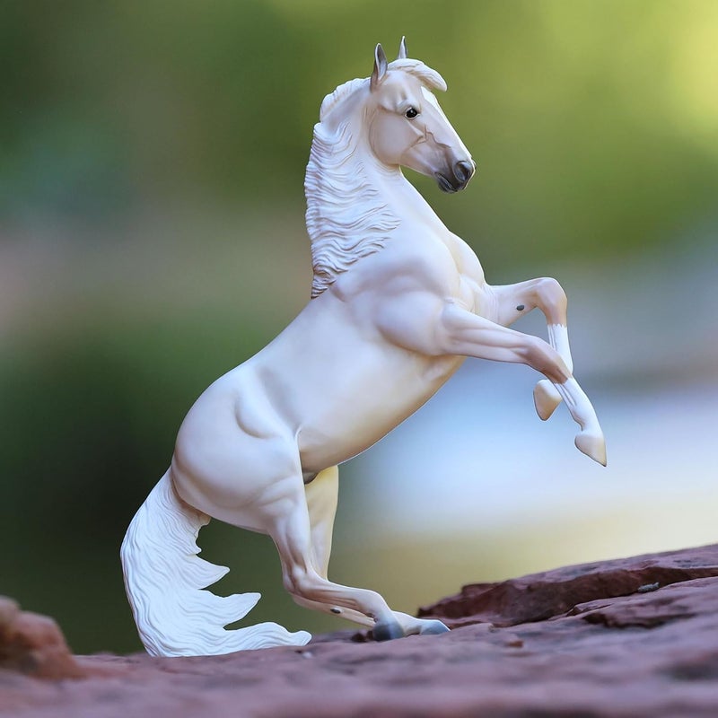 Breyer خيول بريير سلسلة تقليدية - كلاود - إصدار الذكرى الثلاثين - الفحل البري من جبال الروكي - تمثال حصان 115 سم × 85 سم - نموذج BTR10306 - Image 3