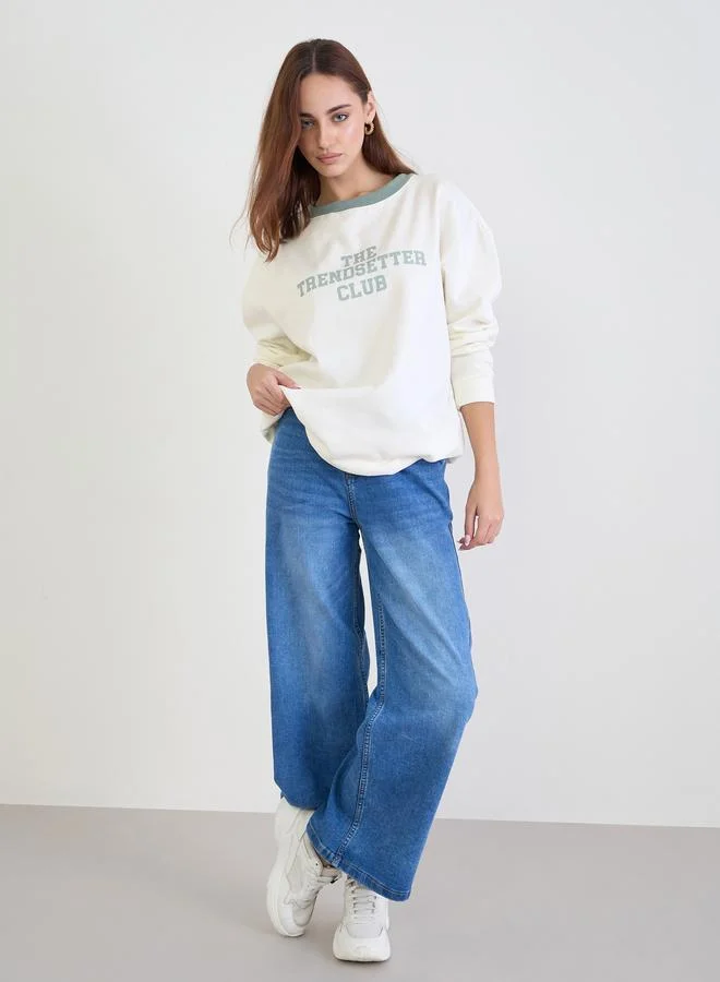 ستايلي سويت شيرت طويل بلون أبيض مائل مع شعار