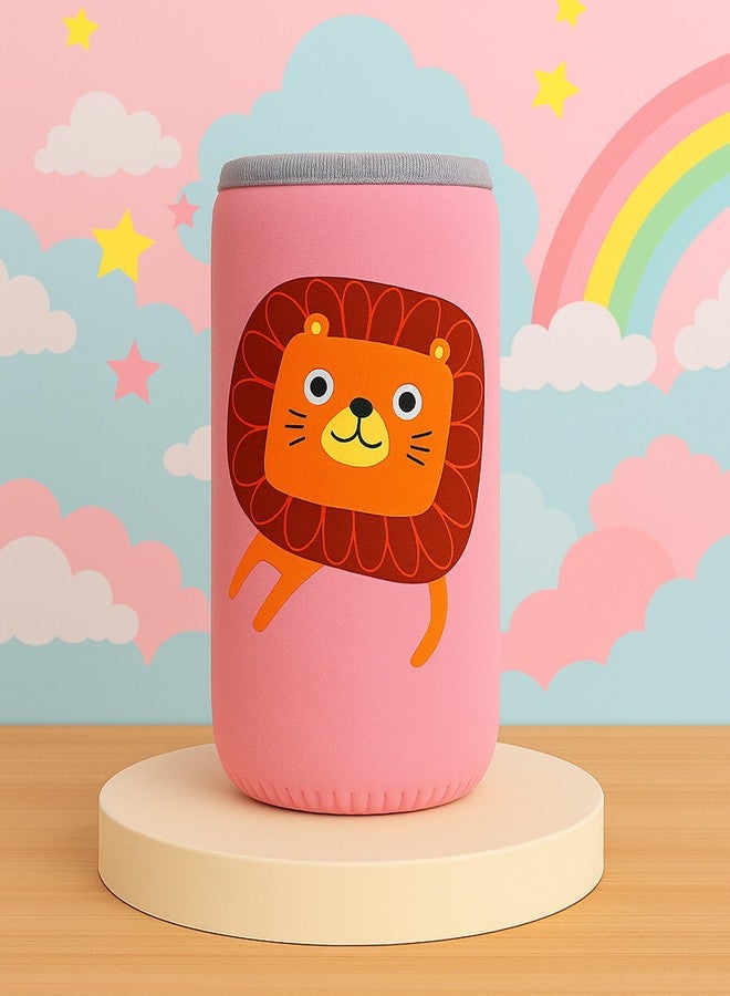 أليا غطاء زجاجة رضاعة أطفال قابل لإعادة الاستخدام وقابل للتعديل من Alya The Cheeky Kidzz، بطبعة كرتونية وحزام حمل، مناسب لزجاجات الرضاعة ذات العنق النحيف سعة 120 مل و220 مل و240 مل (التصميم 23). - Image 1