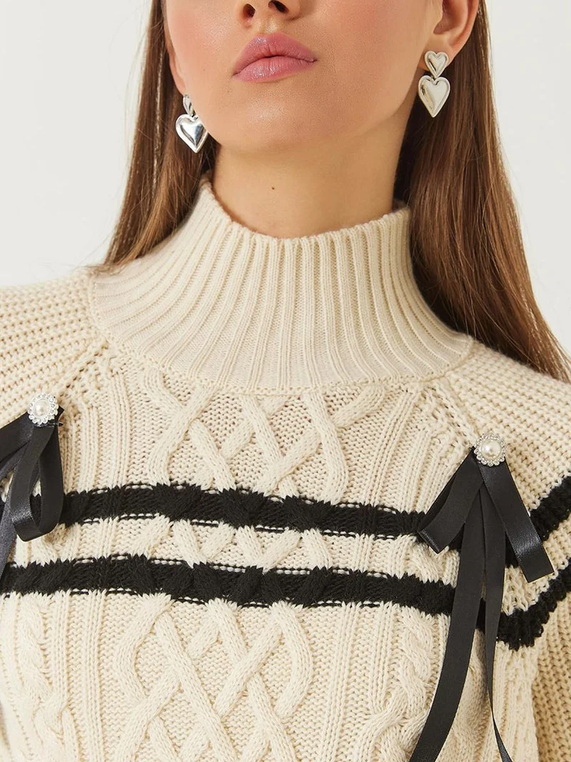 بيانكو لوتشي بلوفر لوكسي بياقة مدورة محبوك بنقشة البقلاوة مع تفاصيل شريط