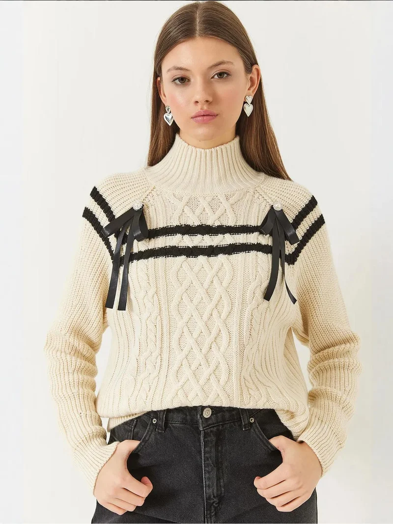 بيانكو لوتشي بلوفر لوكسي بياقة مدورة محبوك بنقشة البقلاوة مع تفاصيل شريط