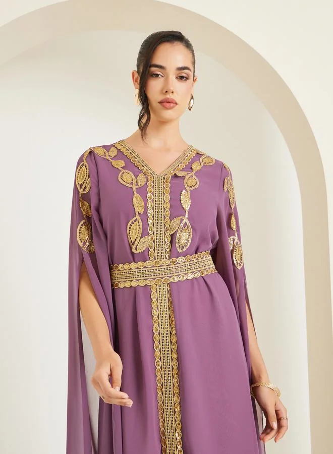 أميرة قفطان مُطرّز مع حزام