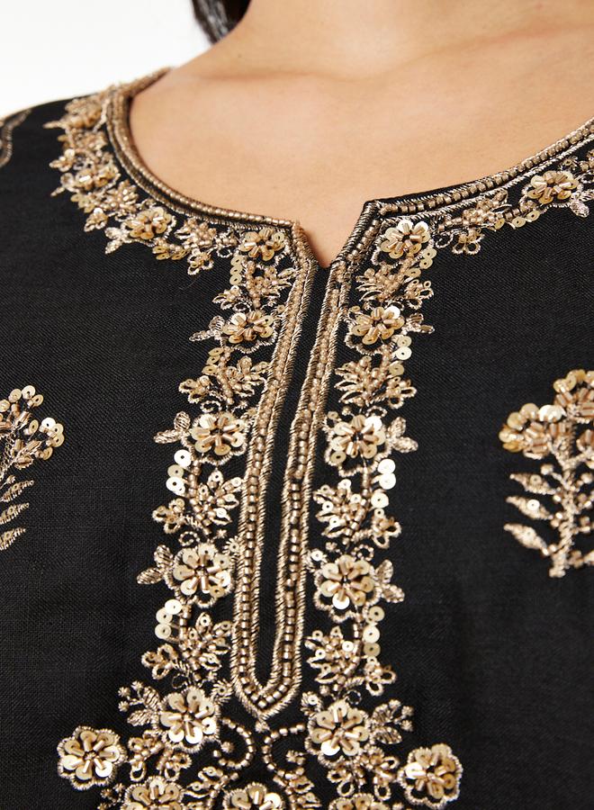 ذوق قفطان ماكسي بقصة A-Line وتطريز ذهبي - أسود - Image 4