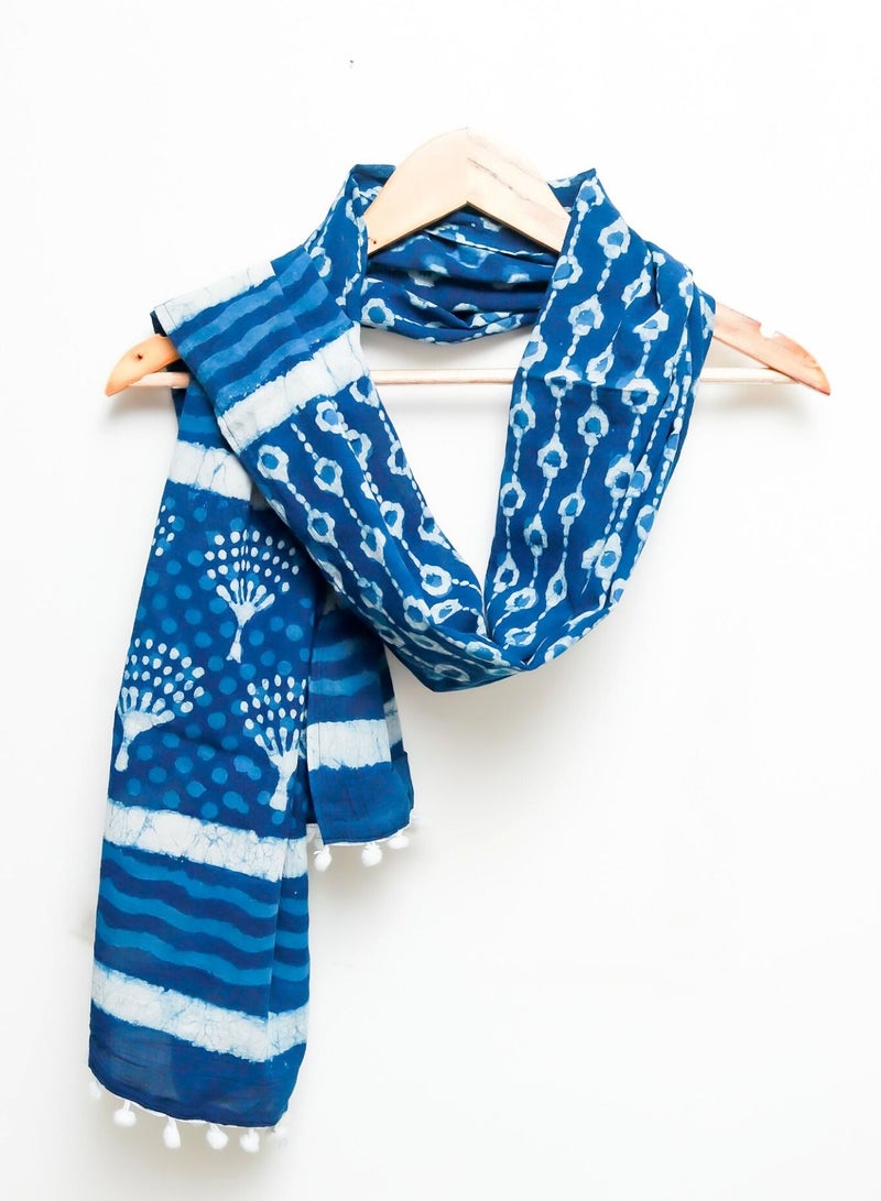 أوجريا وشاح شاش قطن عضوي بطبعات صبغ أزرق - Image 1