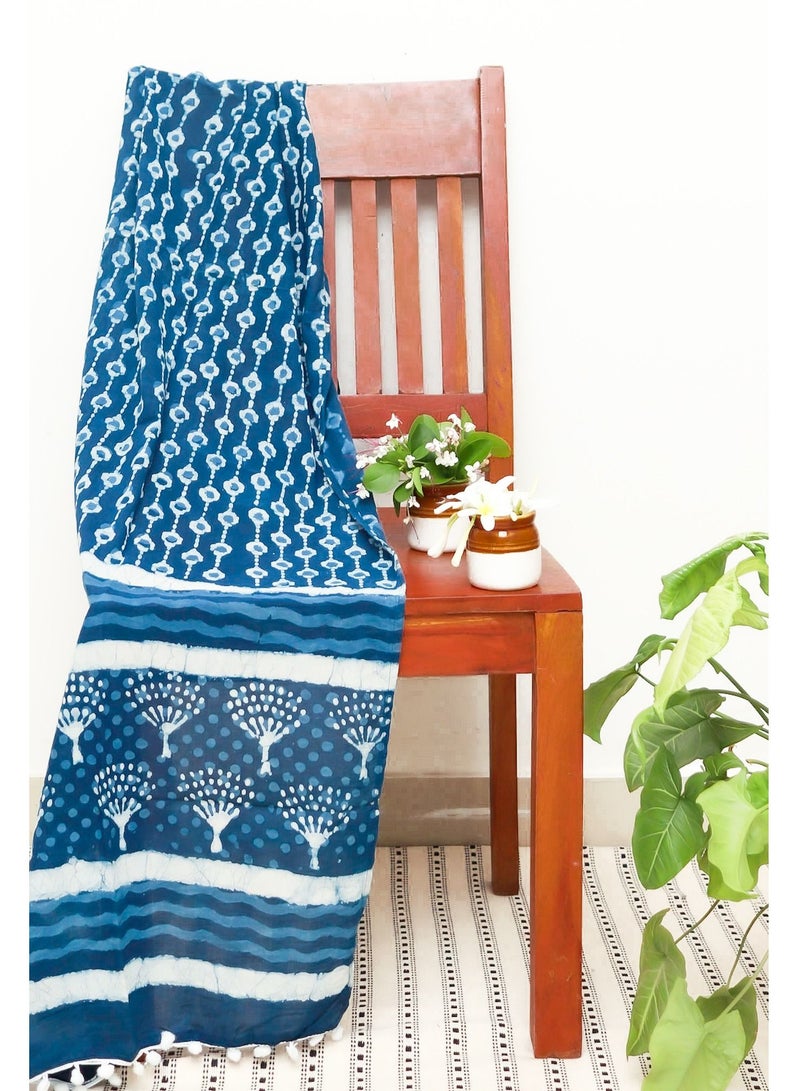 أوجريا وشاح شاش قطن عضوي بطبعات صبغ أزرق - Image 3