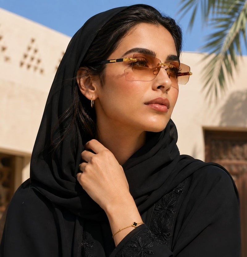 ريترو نظارات شمسية مربعة فاخرة بدون إطار للجنسين، مزينة بلمسات ذهبية، وأذرع سوداء، وعدسات بلون دخاني، بتصميم عصري مستوحى من موضة الهيب هوب، مناسبة للأنشطة الخارجية والحفلات والارتداء اليومي. - Image 3