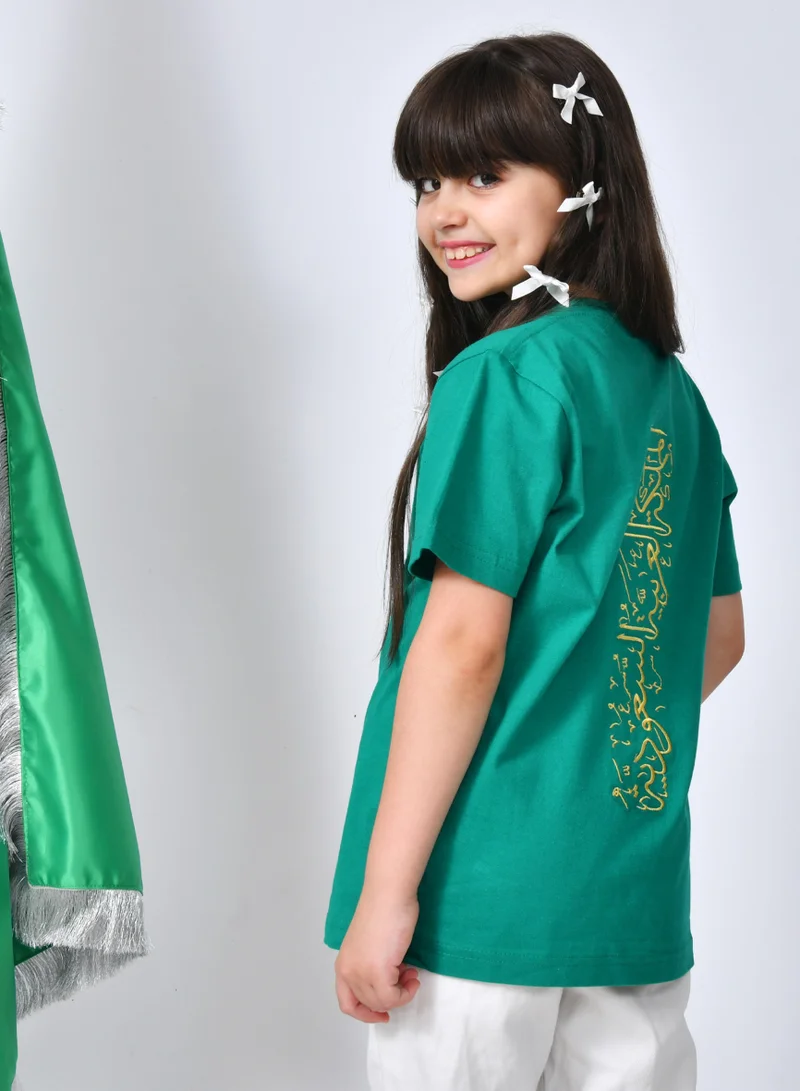 عبايات حوراء تيشيرت اخضر بتطريز ذهبي شعار عزنا بطبعنا ( للأولاد والبنات)