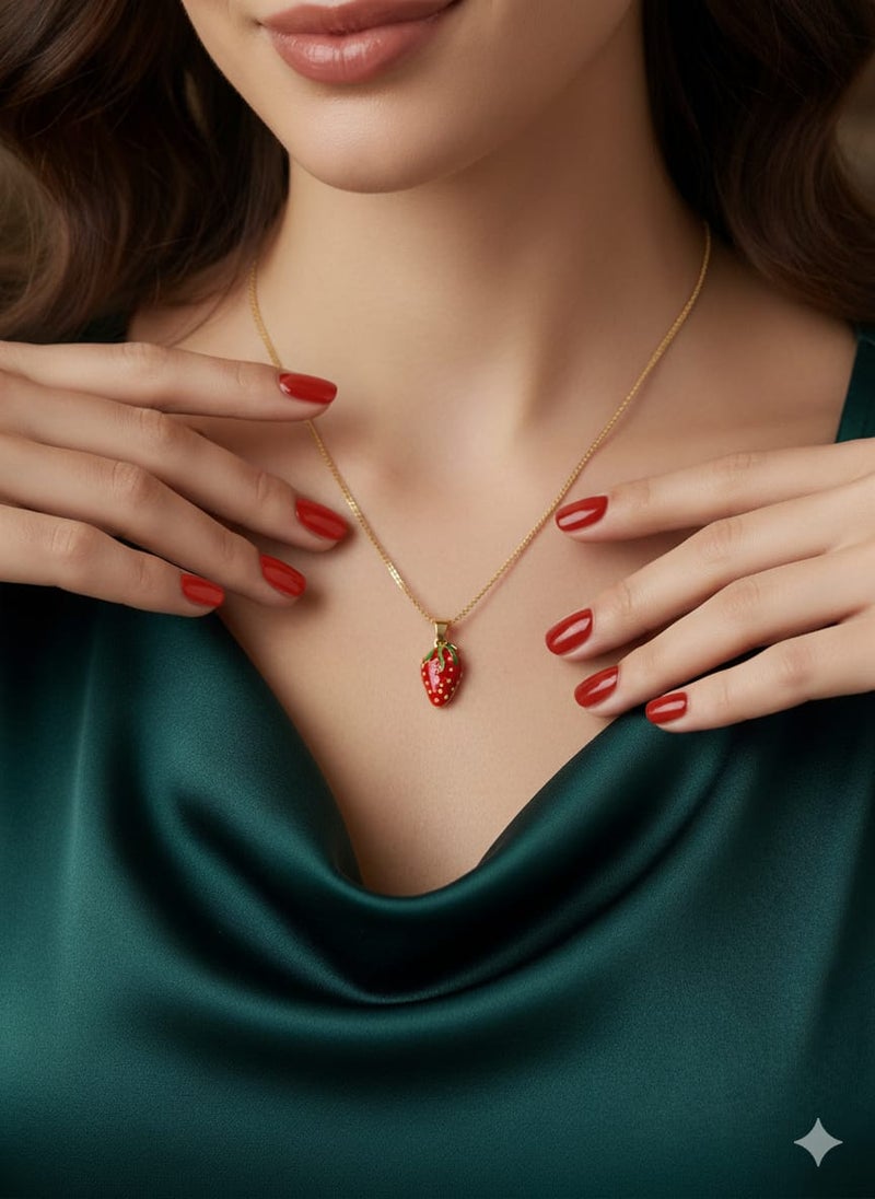 كوليه رقيق بسلسلة مطلية باللون الذهبي ، بتعليقة فراولة باللون الأحمر صغيرة ، مزينة بأوراق خضراء لامعة - قابلة للتعديل لتناسب طولكِ المفضل. - Image 2