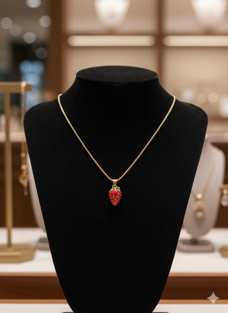 كوليه رقيق بسلسلة مطلية باللون الذهبي ، بتعليقة فراولة باللون الأحمر صغيرة ، مزينة بأوراق خضراء لامعة - قابلة للتعديل لتناسب طولكِ المفضل. - Image 4