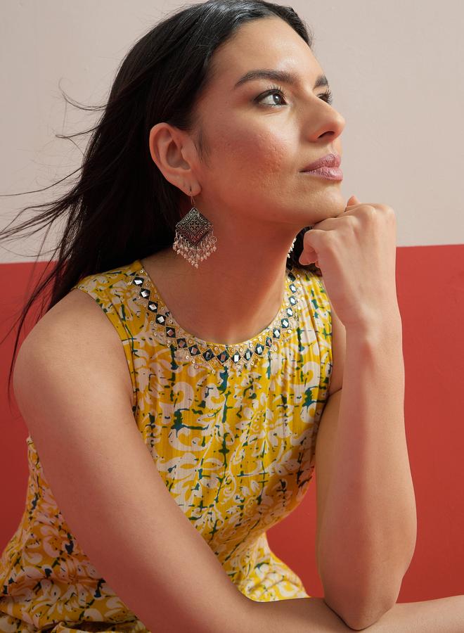 SASSAFRAS Yellow Floral Embroidered Sleeveless Kurta - Image 4