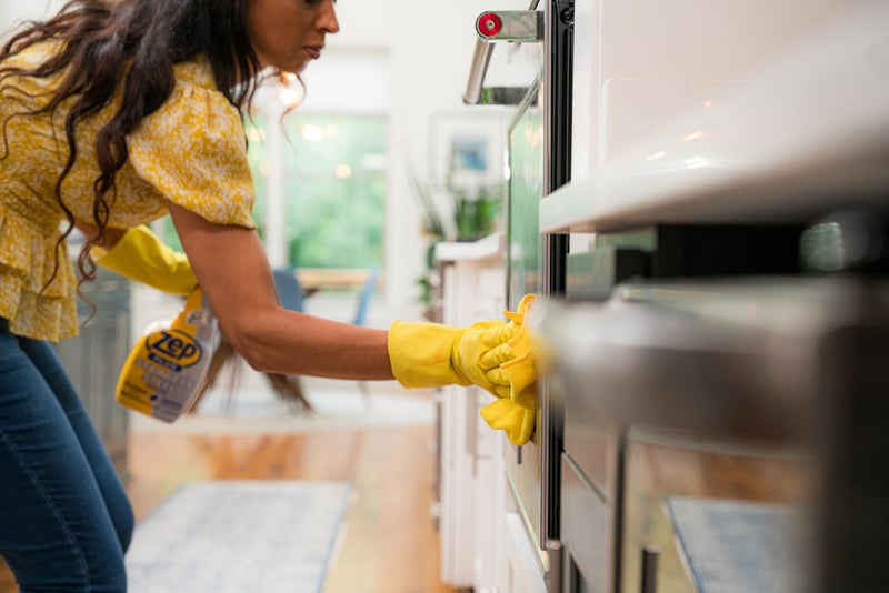 Zep Plus Stainless Steel Cleaner - 32 Fl OZ - R53512-2-in-1 benefits clean while preventing future fingerprints and smudges. - Image 5