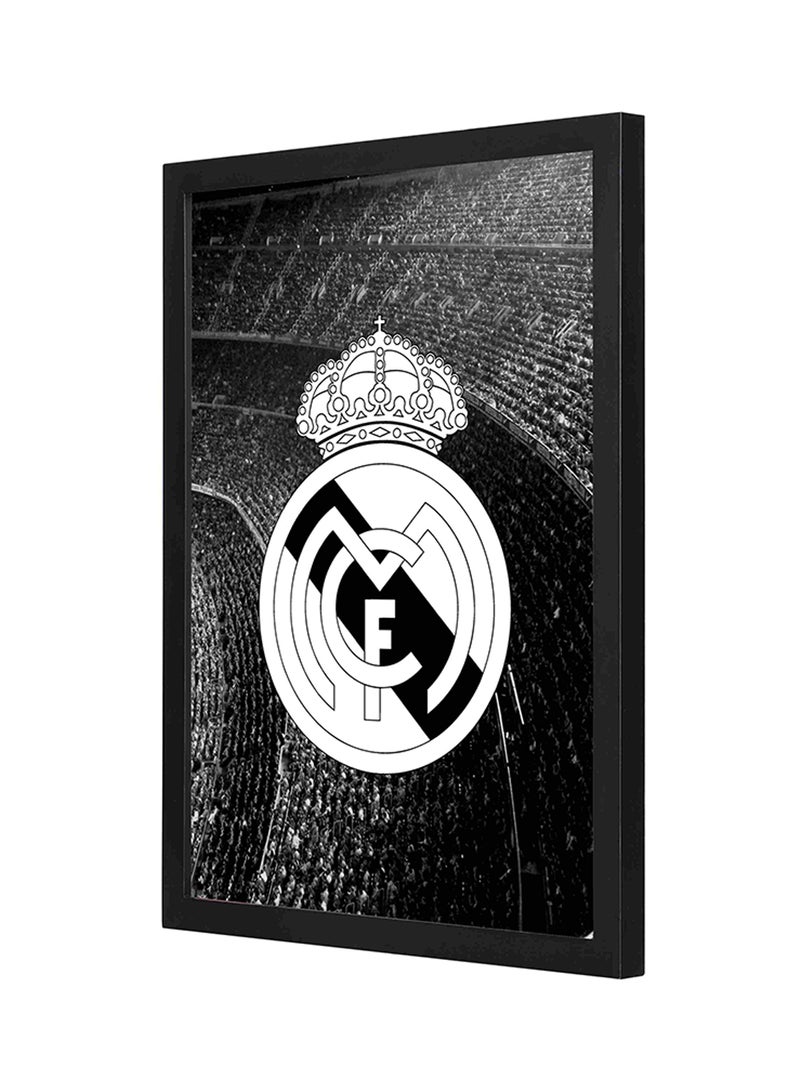 لوحة فنية لديكور الحائط بإطار خشبي بتصميم مزين بطبعة شعار ريال مدريد متعدد الألوان - Image 1