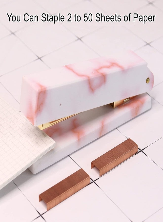 مالتي باي مجموعة حامل ملاحظات لاصقة من الرخام الوردي من MultiBey، تتضمن دباسة وموزع شريط لاصق مع 1000 دبوس ذهبي وردي، وقاعدة مطاطية مانعة للانزلاق، وقاطع شريط لاصق، مناسبة للمكتب والمنزل. - Image 5