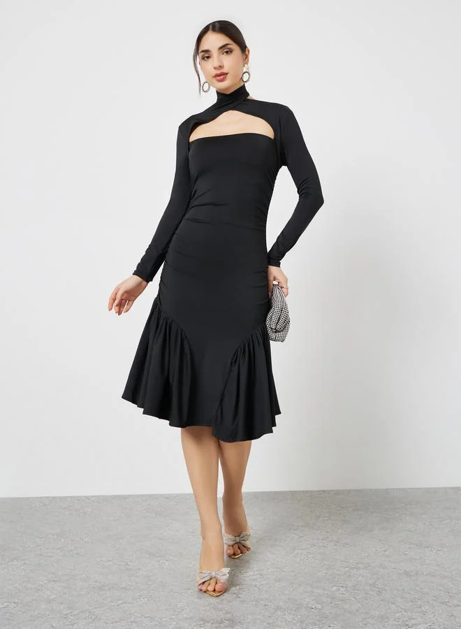 ستايلي فستان قصيربحافة واسعة وأكمام طويلة مع تفاصيل مقصوصة