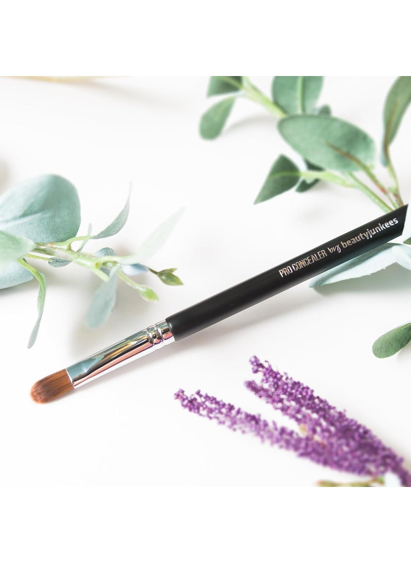 Beauty Junkees Beauty Junkees Flat Concealer Brush Under Eye - Small Concealer Brush for Foundation, Eyebrows, Nose Contour Brush, Color Corrector Brush, Works with Cream, Powder Cosmetics, Synthetic 