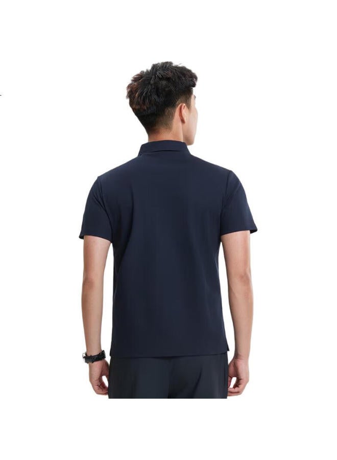SKECHERS قميص بولو جديد بأكمام قصيرة للرجال بطباعة حروف رياضية باللون الأزرق البحري 2XL - Image 2
