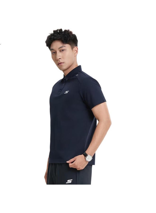 SKECHERS قميص بولو جديد بأكمام قصيرة للرجال بطباعة حروف رياضية باللون الأزرق البحري 2XL - Image 1
