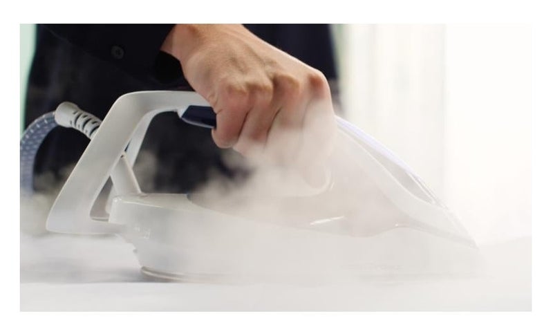 تيفال Tefal GV9230 Pro Express Ultimate مكواة مولد بخار، قوة 2600 واط، ضغط بخار عالي 7.5 بار، بخار مستمر 140 غ/دقيقة، دفعة بخار 560 غ/دقيقة، قاعدة Durilium Airglide Autoclean فائقة النحافة، خزان مياه قابل للإزالة سعة 1.8 لتر، إعداد تلقائي للبخار ودرجة الحرارة، بخار عمودي، مانع للتنقيط، إيقاف تشغيل تلقائي، وضع Eco، مجمّع مضاد للتكلس، أسود وCNY 2015 1.8 L 2600 W GV9230 - Image 5