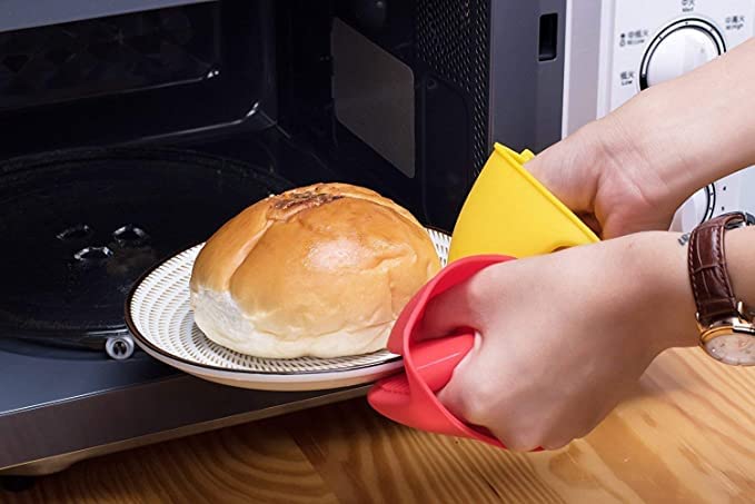 KIDINGTON Glass Oil Dispenser Bottle and Heat Resistant500 ML 2 PCS Bottle Silicone Microwave Oven Mitts Cooking Pinch Grips Glove Hot Pot Holder 1 Pair - Image 5