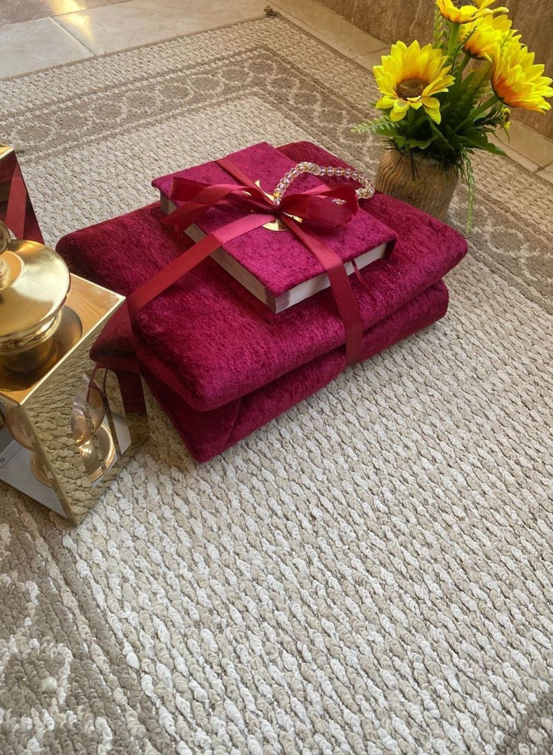 “Love one another” – a sophisticated Ramadan gift that includes a padded velvet rug, a velvet Qur’an in the same color, and an elegant rosary, to perfume moments of worship in the spirit of the holy month.