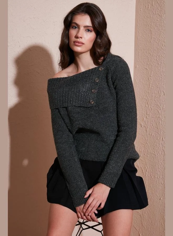 ليلا كنزة نسائية بياقة قارب و تفاصيل أزرار من ليلا