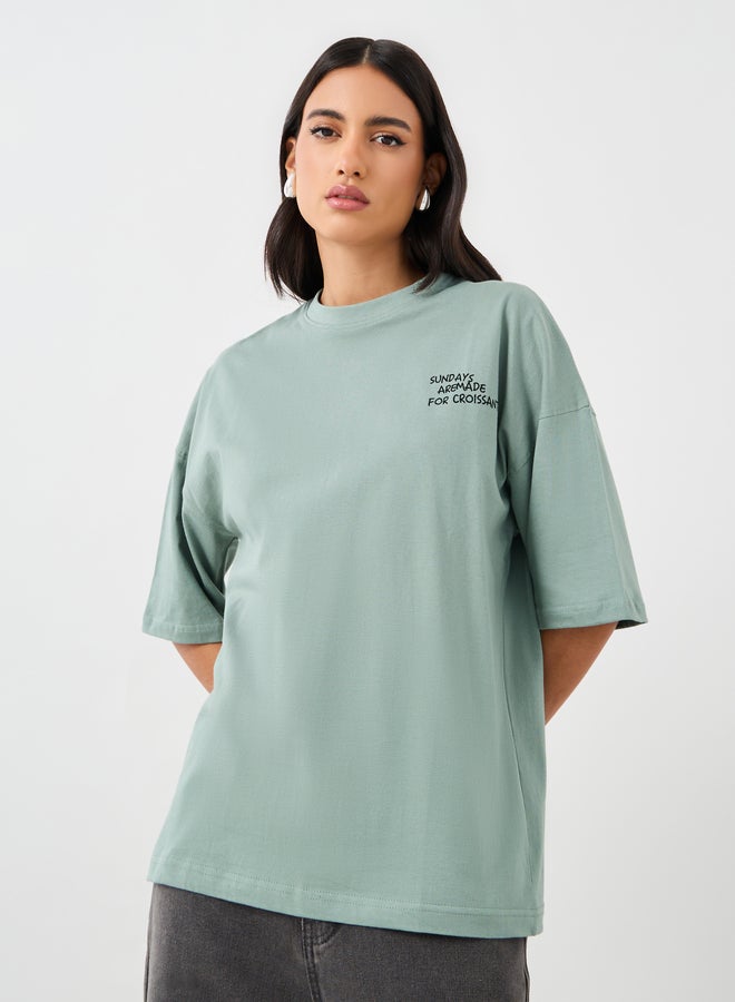 ستايلي تيشيرت أوفر سايز بطبعة كرواسون وأكتاف ساقطة - Image 3