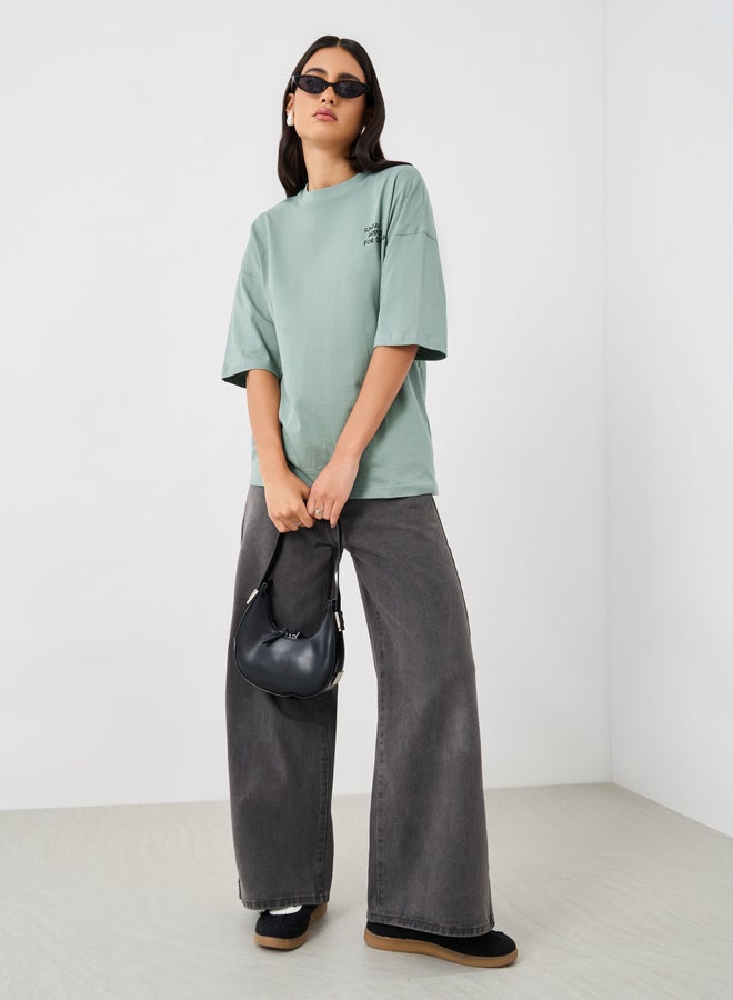 ستايلي تيشيرت أوفر سايز بطبعة كرواسون وأكتاف ساقطة - Image 2