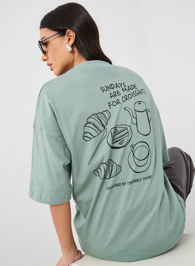 ستايلي تيشيرت أوفر سايز بطبعة كرواسون وأكتاف ساقطة - Image 1