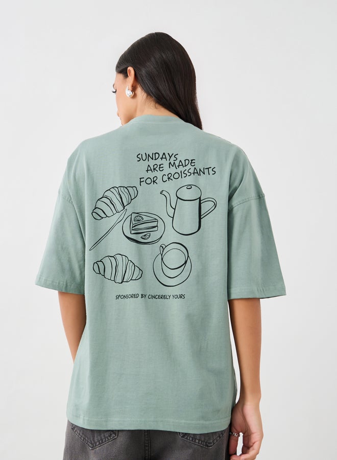 ستايلي تيشيرت أوفر سايز بطبعة كرواسون وأكتاف ساقطة - Image 5