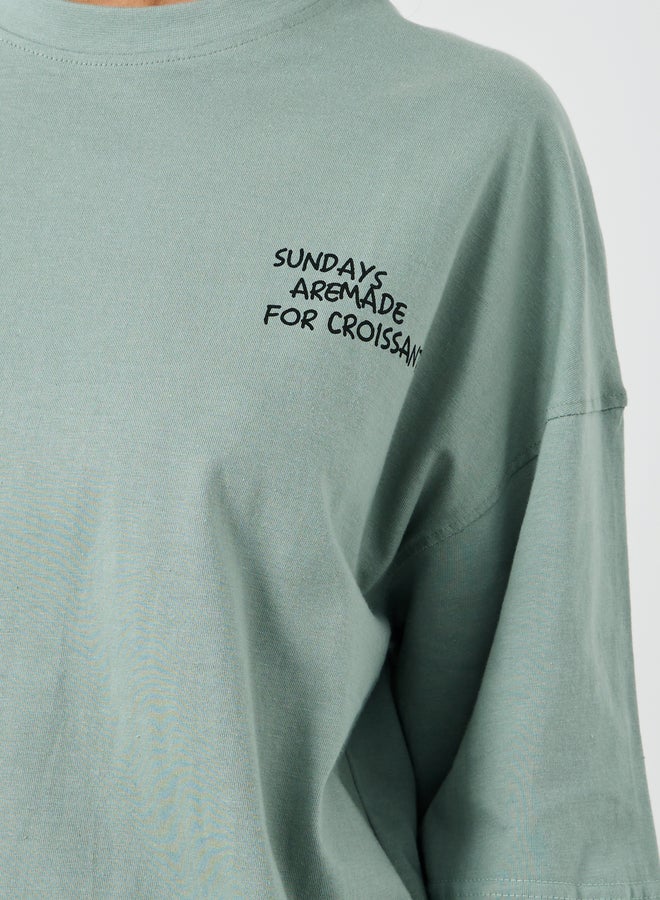 ستايلي تيشيرت أوفر سايز بطبعة كرواسون وأكتاف ساقطة - Image 4