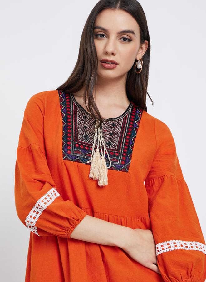 تايك تو جلابية مزينة برسومات برتقالية وأطراف مرنة - Image 4