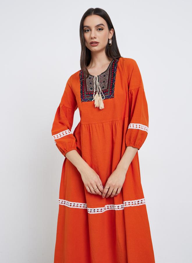 تايك تو جلابية مزينة برسومات برتقالية وأطراف مرنة - Image 3