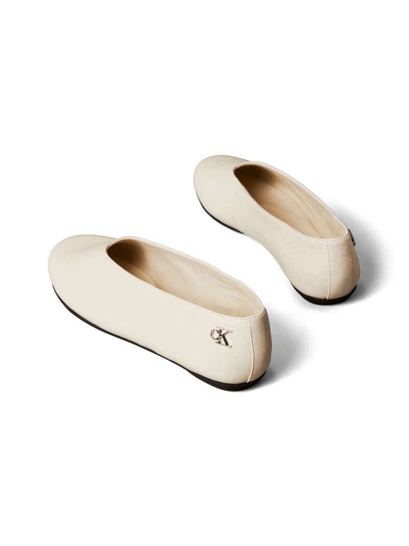 كالفن كلاين حذاء باليرينا من الجلد - Image 3