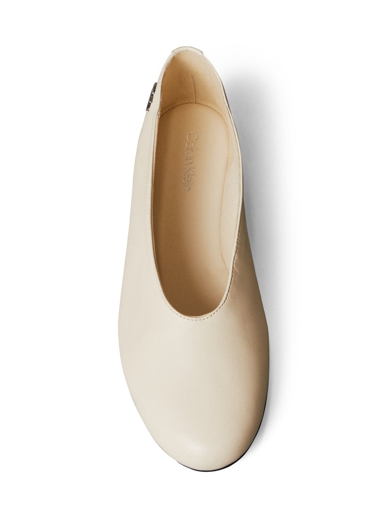 كالفن كلاين حذاء باليرينا من الجلد - Image 4