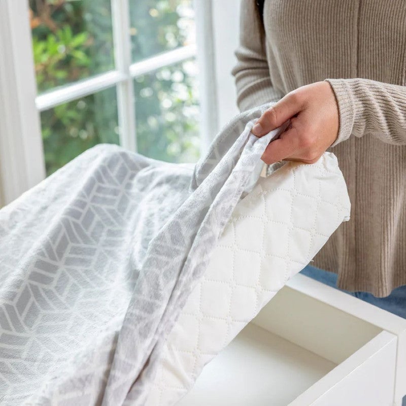 ingenuity صيف من إنجينيتي - مجموعة تغيير أساسية مكونة من 3 قطع مع وسادة مريحة، غطاء وحامي، للأعمار من 0 إلى 24 شهرًا - Image 4