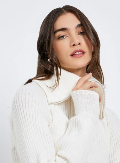 ستايلي بلوزة محبوكة بتفاصيل سحاب