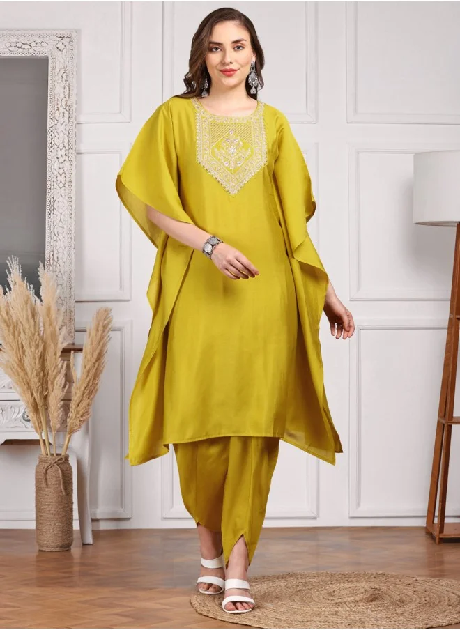 آي شين Yellow Floral Yoke Design Thread Work Kimono Sleeve Kaftan Kurta With Dhoti Pants