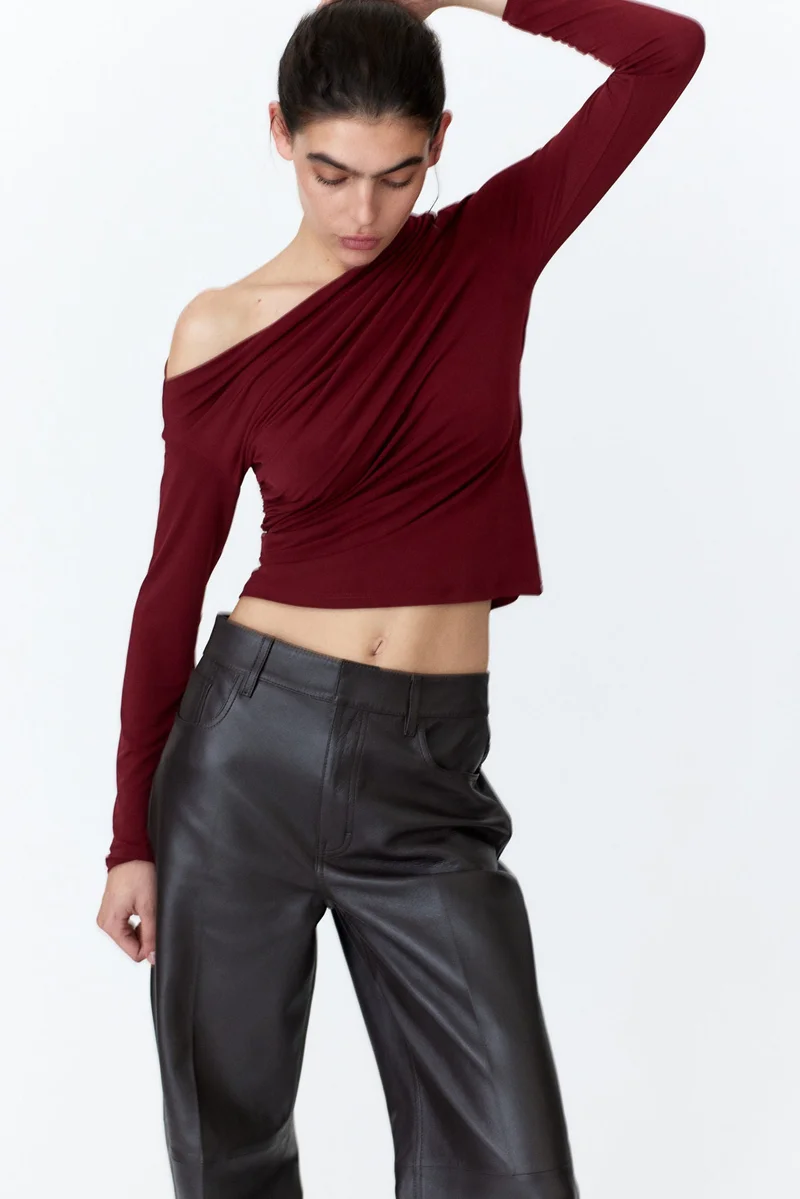 اتش اند ام بلوزة بتصميم غير متماثل