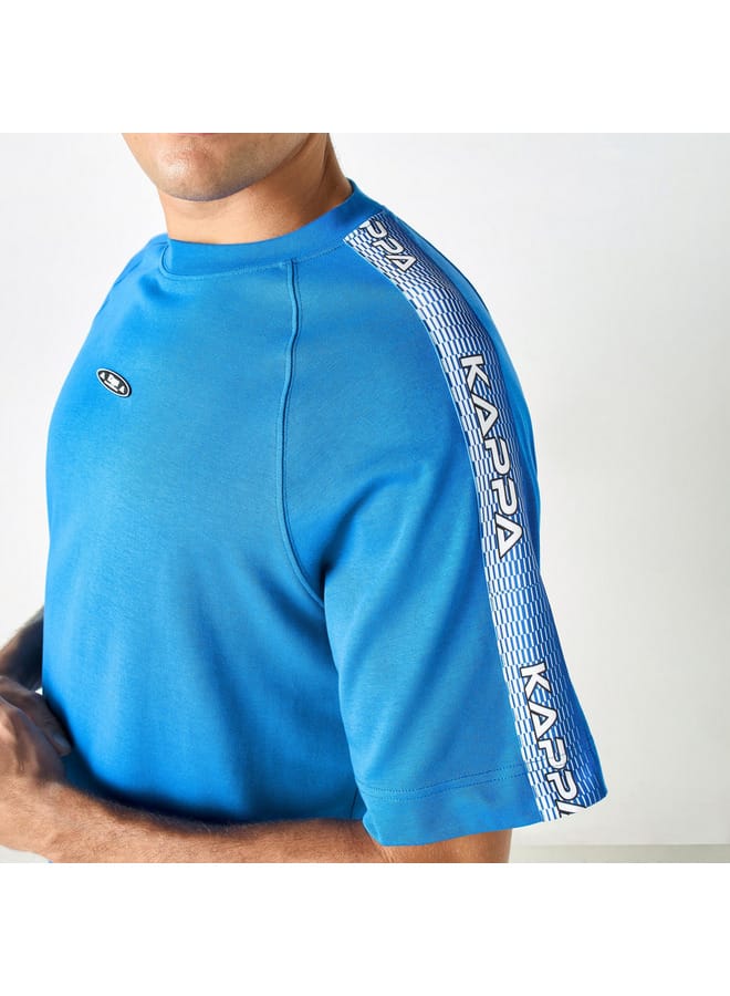 كابا تيشيرت بياقة ضيقة وأكمام مغايرة وطبعات من كابا - Image 4